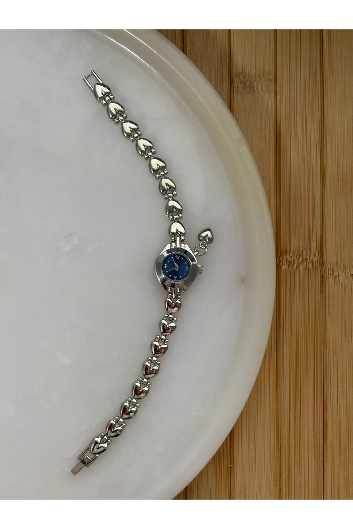 Kalpli Kordon ve Charmlı Minimal Kadın Pinterest Saati